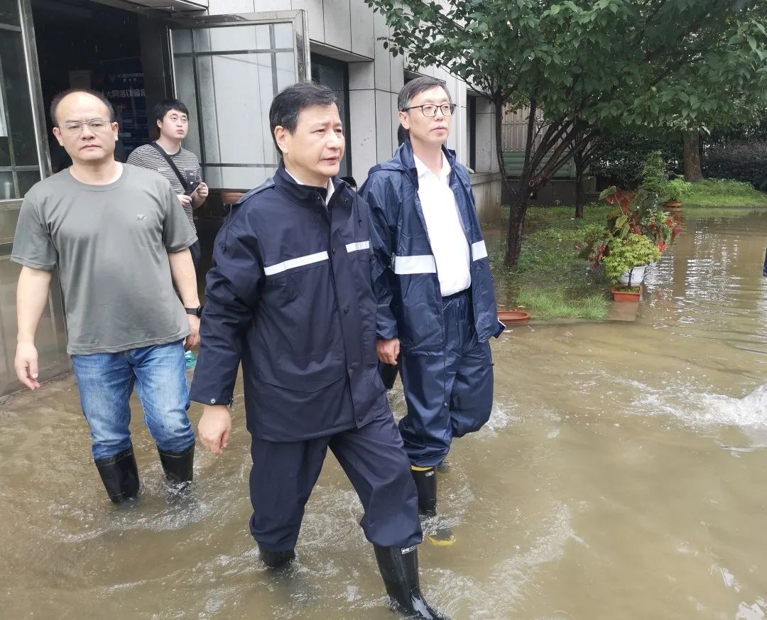 王继岗副主任,唐学兵院长到诸暨法院店口法庭指导抗台防汛工作