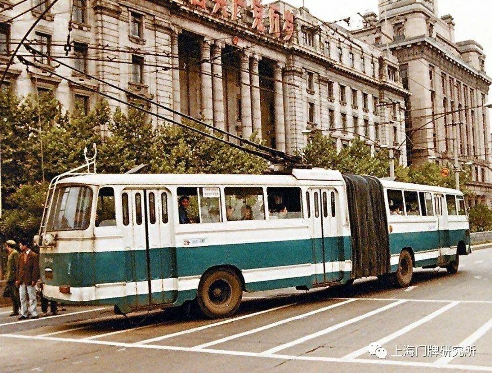 车影行踪工业秀带印衬下的上海活化石级老公交线28路电车