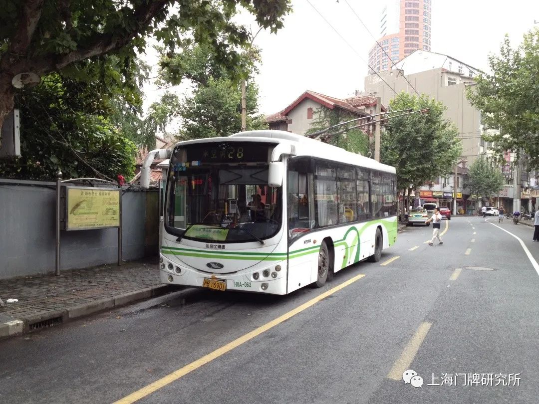 车影行踪工业秀带印衬下的上海活化石级老公交线28路电车