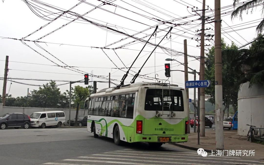 车影行踪工业秀带印衬下的上海活化石级老公交线28路电车