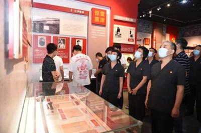 天津一中院组织参观红色记忆天津革命文物展
