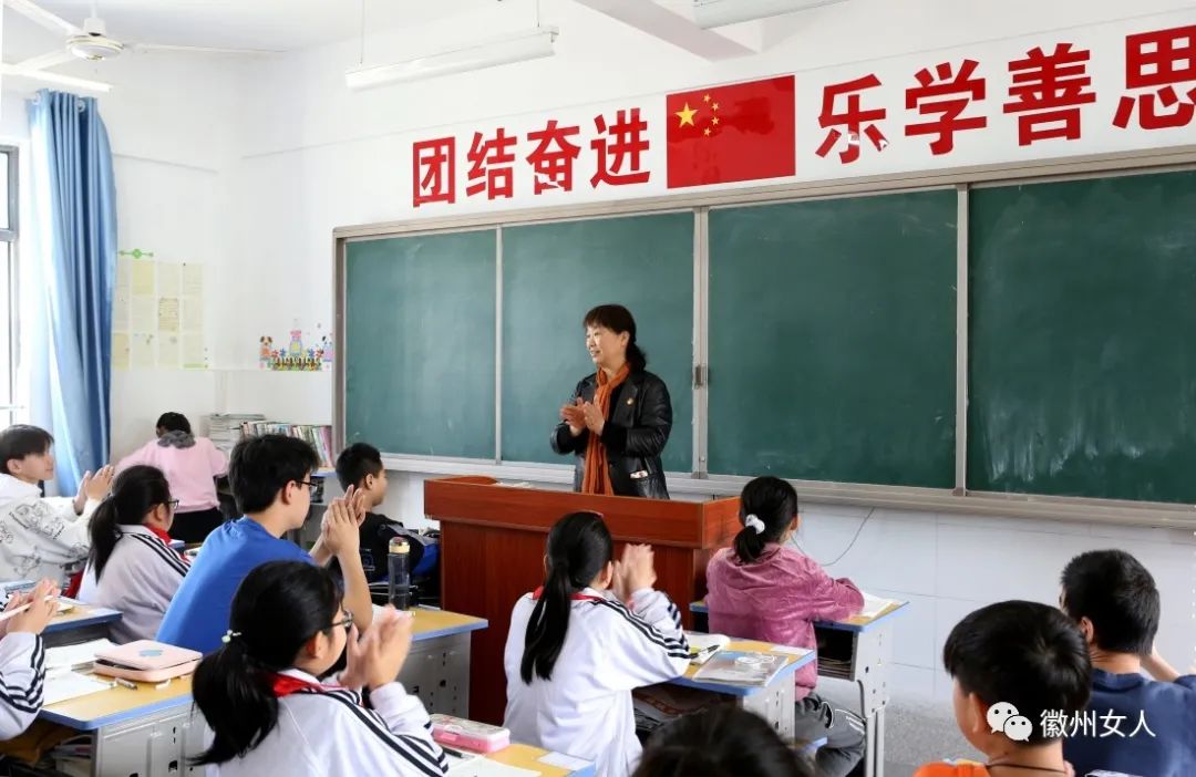 徽州女人 程兰,女,1964年4月出生,中共党员,现任歙县行知小学党支部