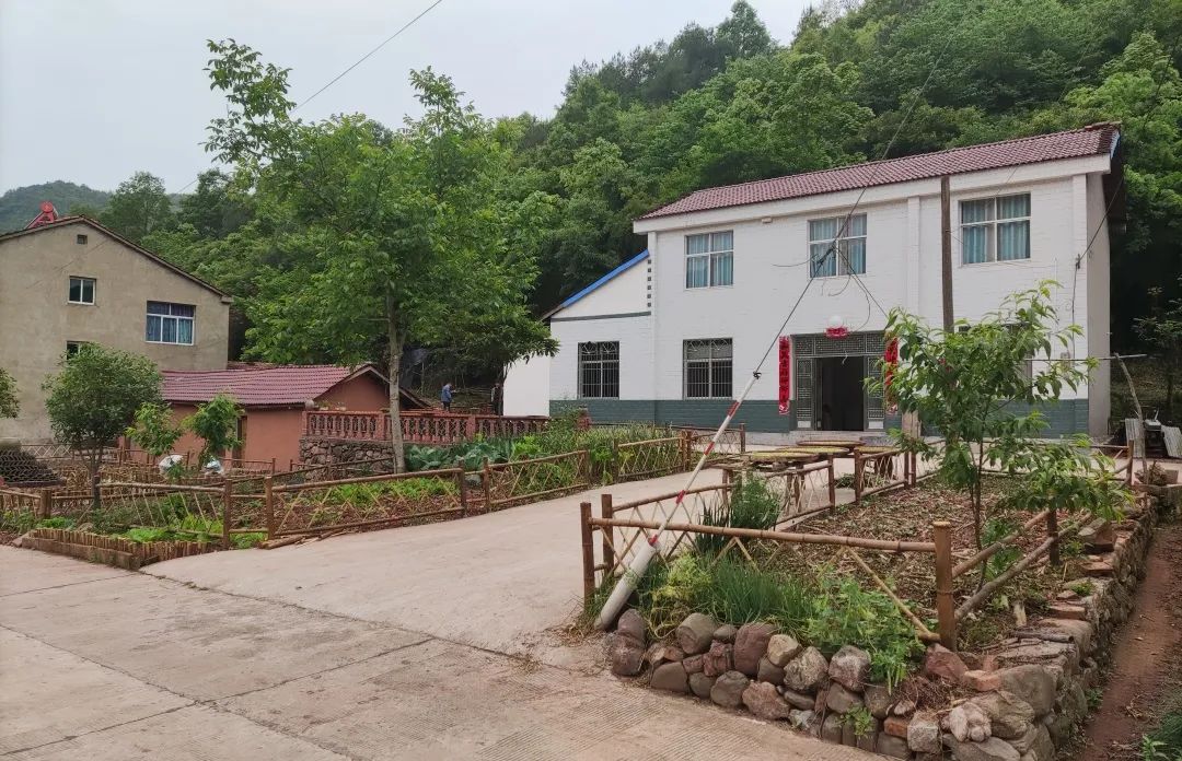 积极指导各村(居)在辖区内分组开展美丽庭院试点建设,坚持"就地取材