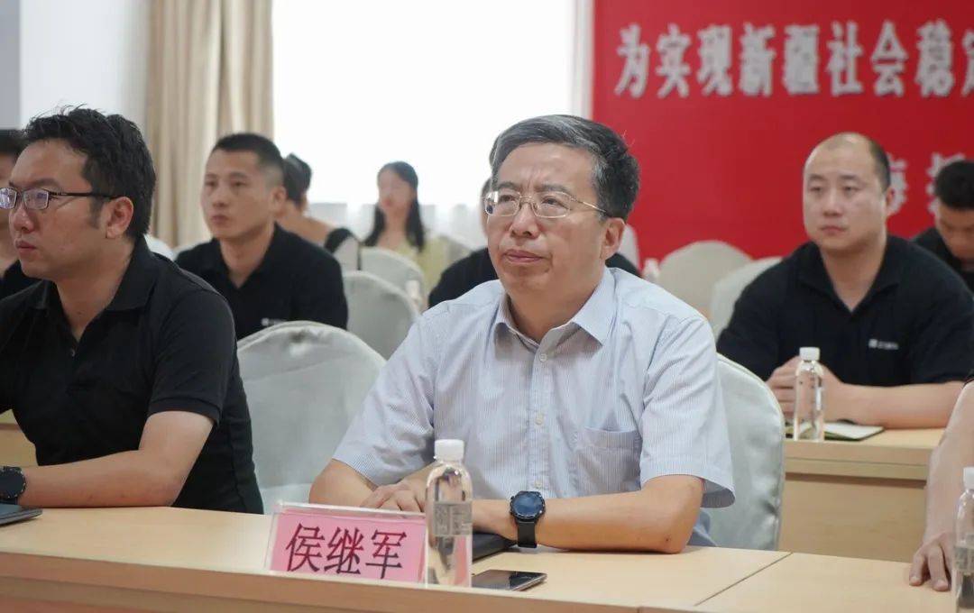 报告会结束后,侯继军指出,拉齐尼·巴依卡的英勇事迹和高尚品德,感人