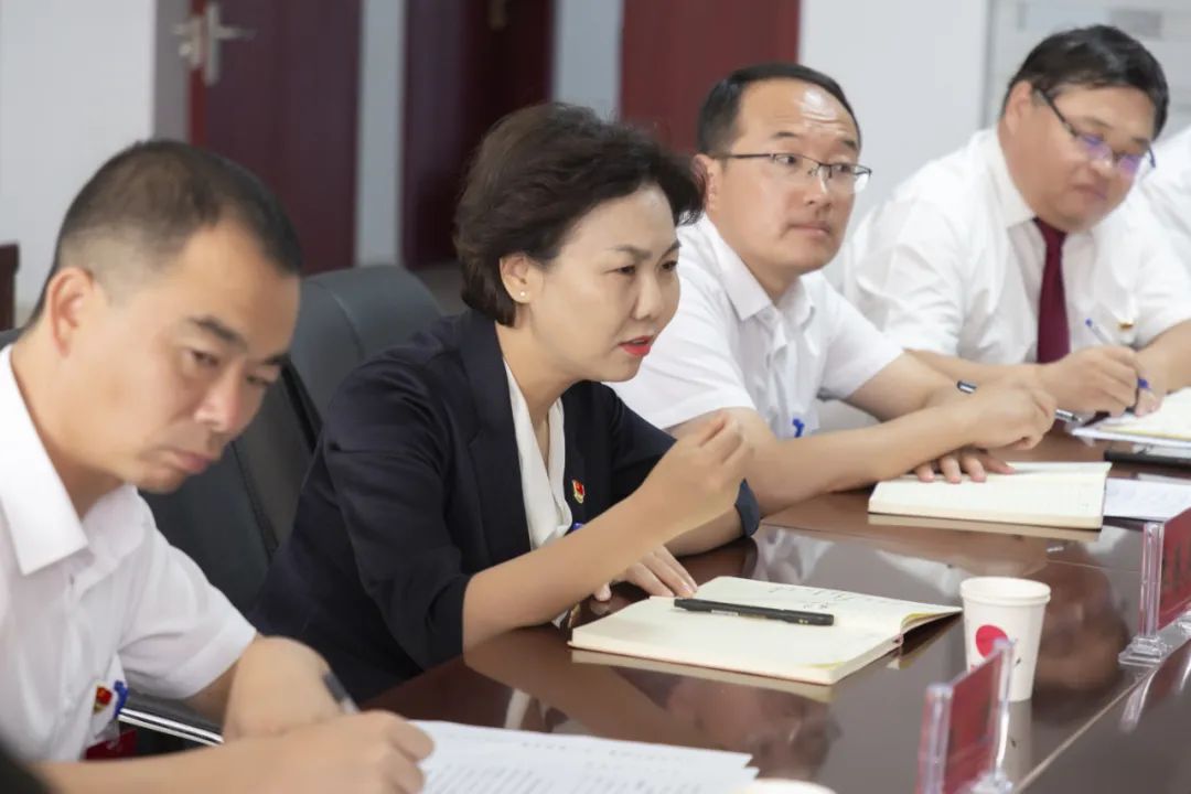 县委书记李春燕先后来到县直机关一团,新营子镇代表团,伍什家镇代表