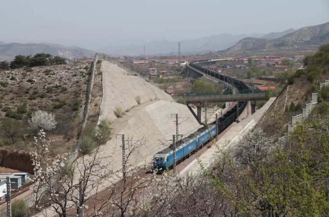 满载煤炭的货运列车,从太焦线长子站经铁路联络线到达瓦日线长子南站