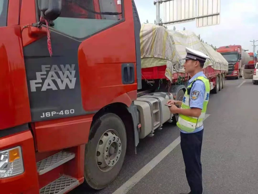 八一特辑铮铮铁骨初心不改致敬退伍不褪色的高速交警老兵