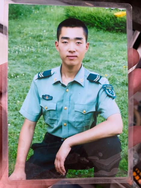 原65322部队战士,现任菏泽高速交警支队七大队辅警,服装已换,情怀不