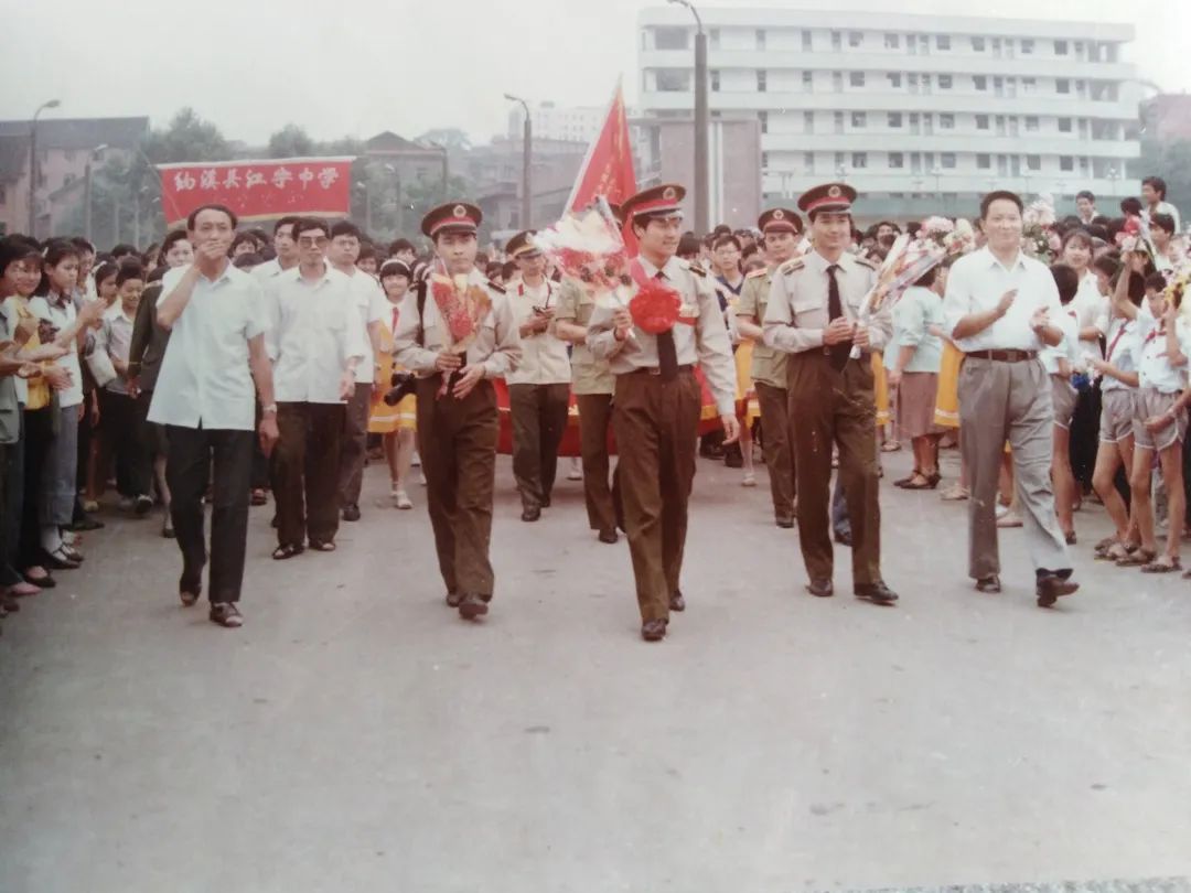 在部队任副连长期间,范仲奎参加了对越南的老山作战,带领6名战士在