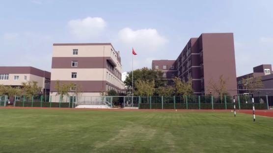 地址:嘉定区墅沟路600号开放场所:操场开放时间:18:30-21:00(不仅限