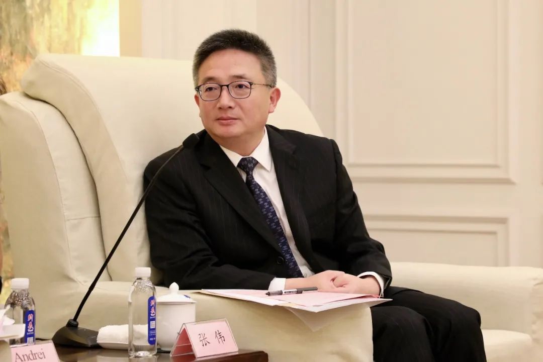 随后,张伟介绍了长宁区的基本概况和长宁在这次抗击疫情中所做出的