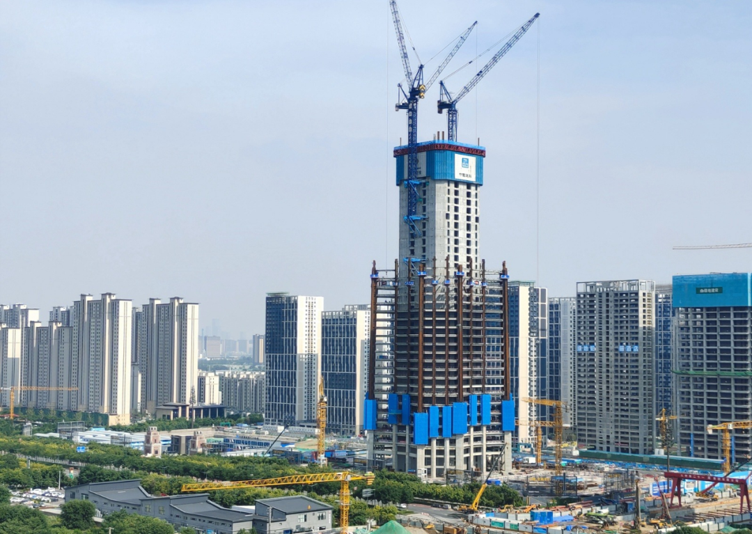 空中造楼机项目负责人介绍:自空中造楼机启动以来,已顺利爬升34次