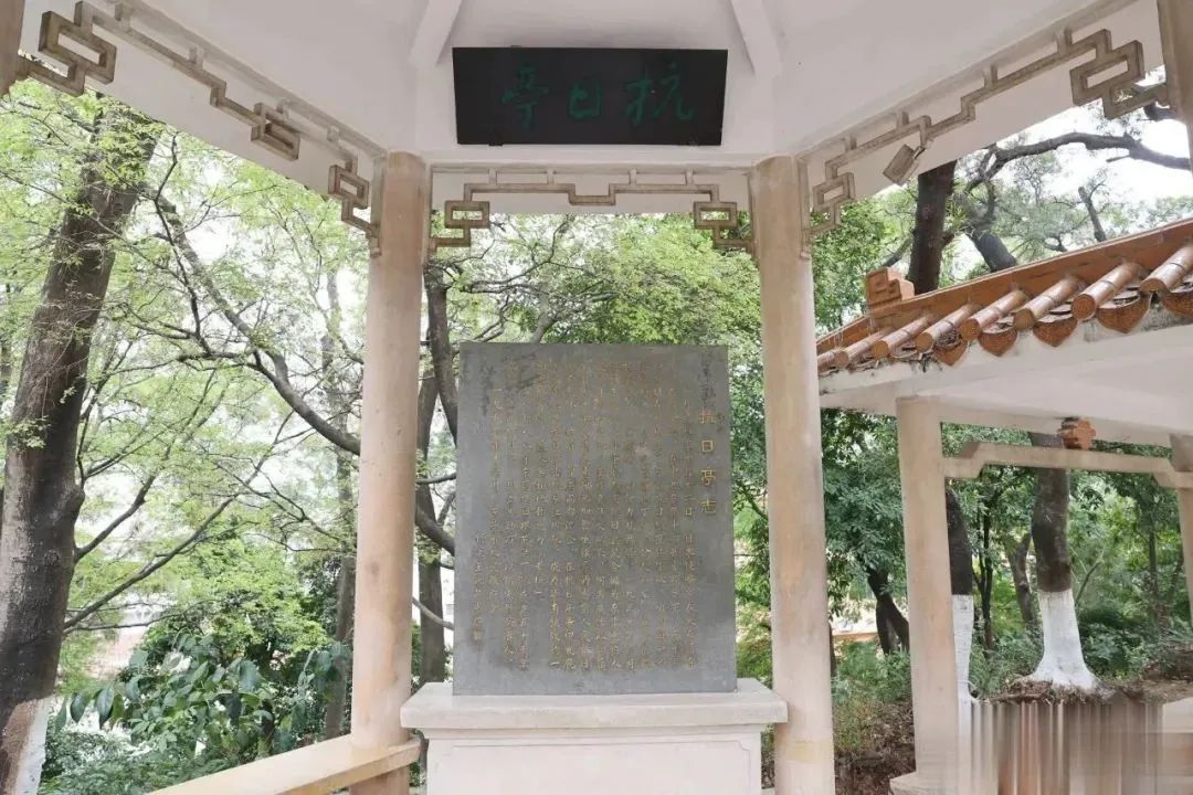 沿着柏油路往山上走,一座凉亭立于盂山山顶一侧,这是东莞抗日亭碑