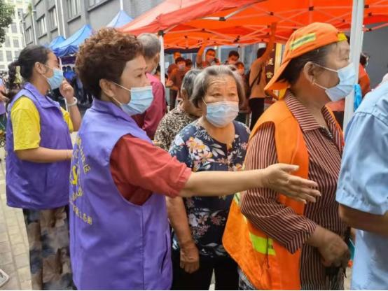 队伍,她们就是四褐山街道"鸠江好人"魏秀霞领队的"紫霞志愿服务队"