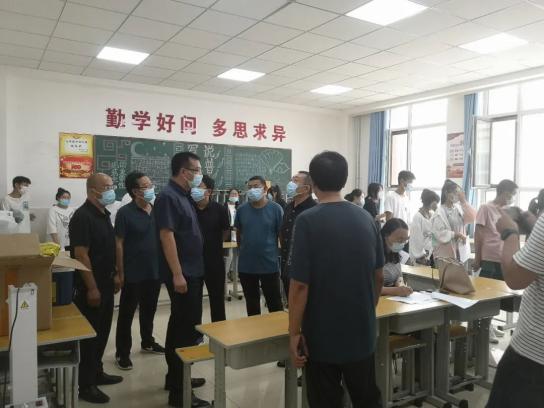 政府副县长赵玉桥到柴沟堡二中检查指导疫苗接种工作