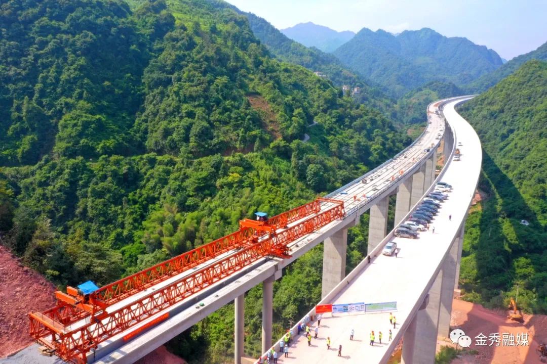 贺巴高速公路金秀段实现主线全幅贯通