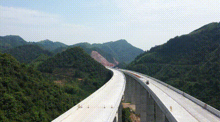 贺巴高速公路金秀段实现主线全幅贯通