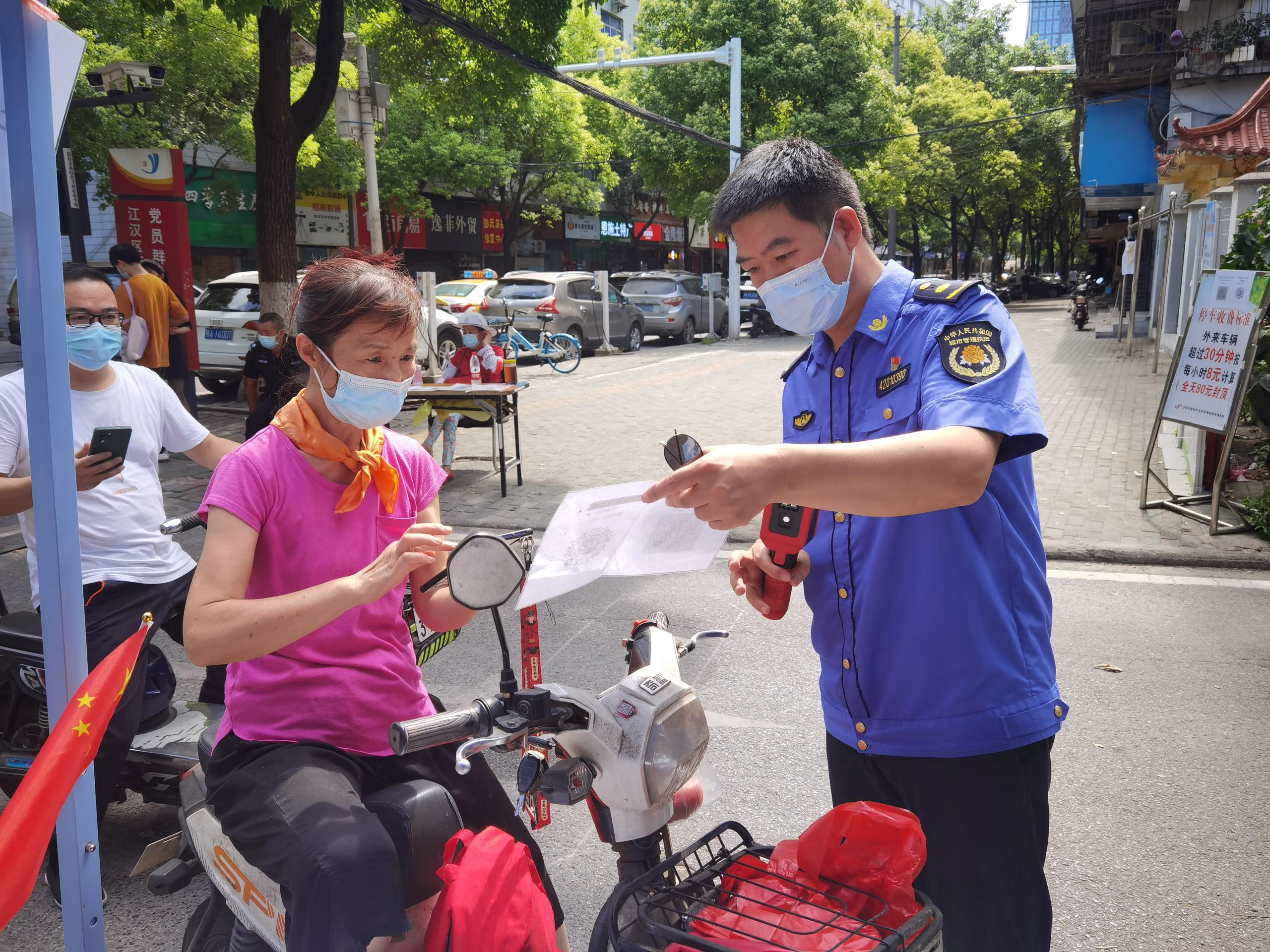 武汉城管为核酸检查人员送清凉全力支援社区抗疫