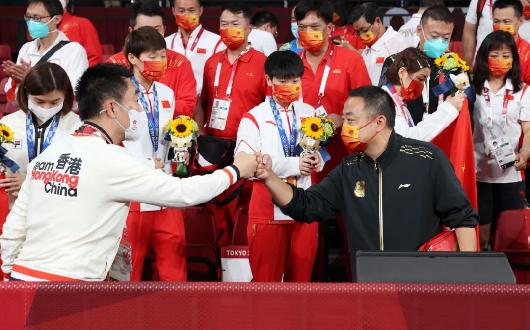 中国女乒夺冠刘国梁邀中国香港队一起合影