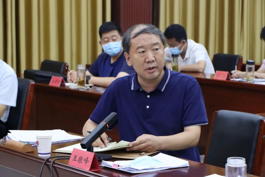 张亮,张海燕,王振峰就下一步全县疫情防控工作讲了具体意见.