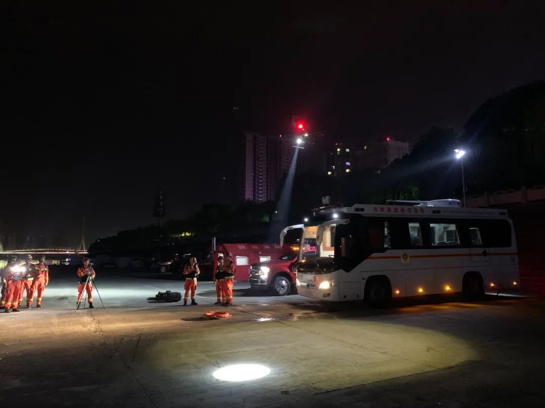 防大汛四川消防在行动昨晚这场夜间拉动演练看点来了