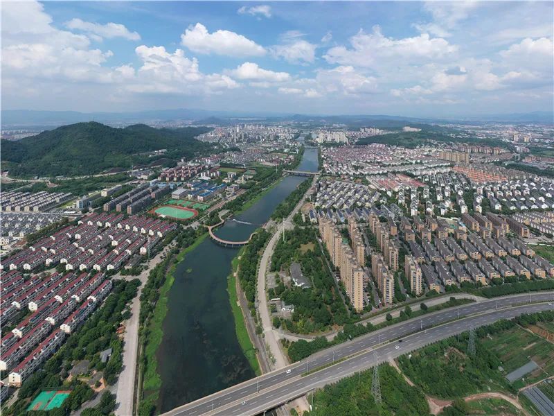 7月29日,武义居民张齐与往常一样驾车沿着金武快速路前往金华市区上班