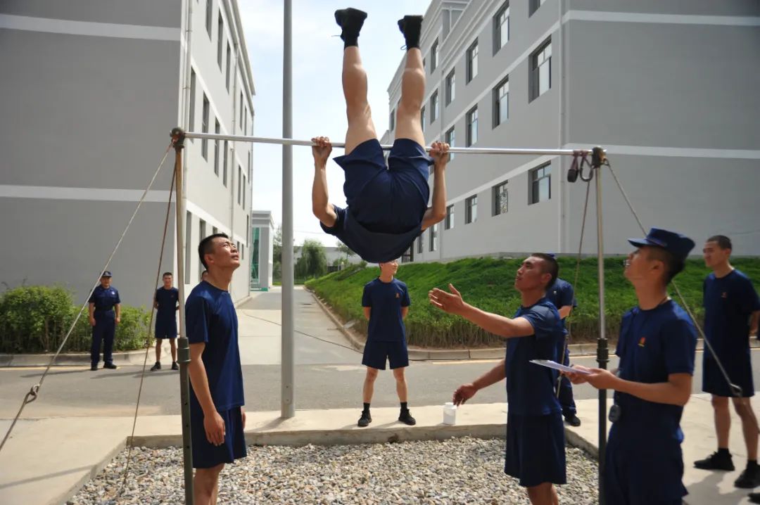 新消防员们斗志昂扬,训练热情高涨"比,学,赶,帮,超"的体能竞赛
