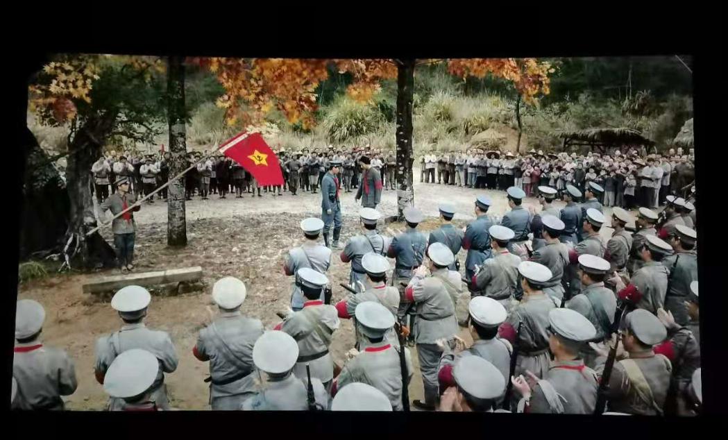8月6日,九江市妇联党支部组织干部观看红色影片《三湾改编》