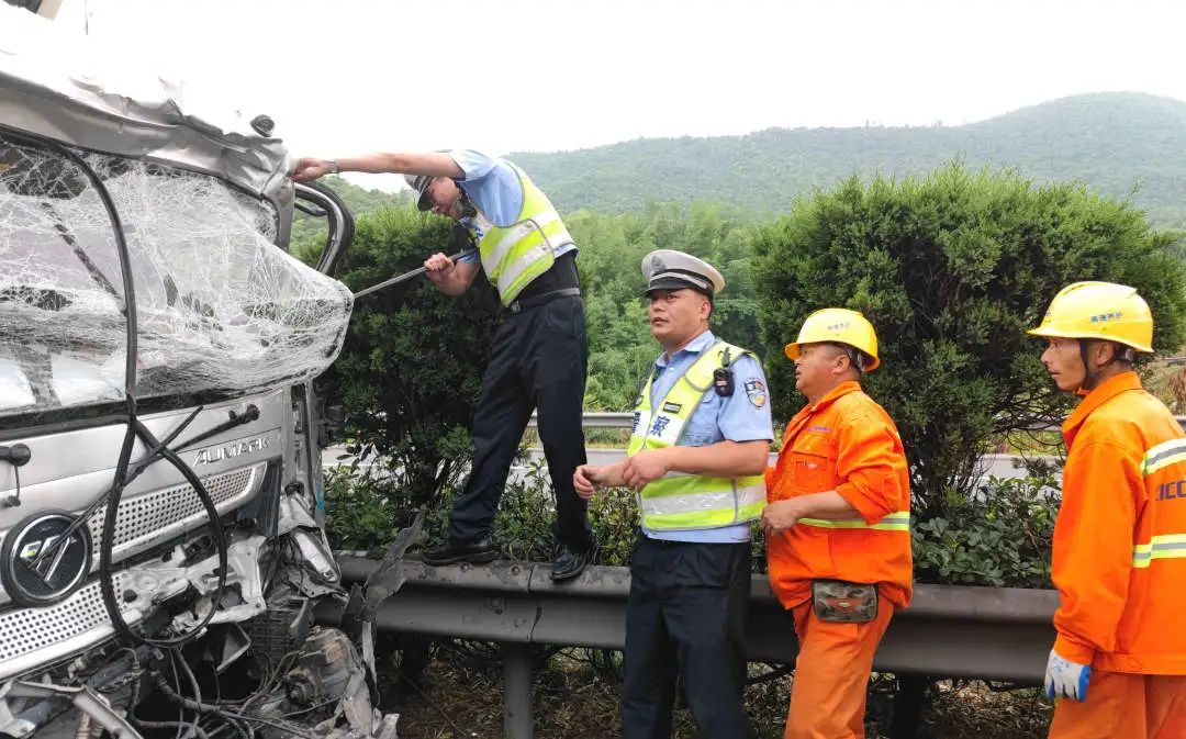 民警陆松谊陪同王威龙一起上了救护车,一路配合急救医生,不停地给王威