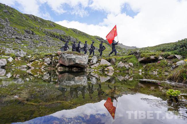 图为西藏亚东出入境边防检查站民警在海拔4300余米的乃堆拉山口巡逻