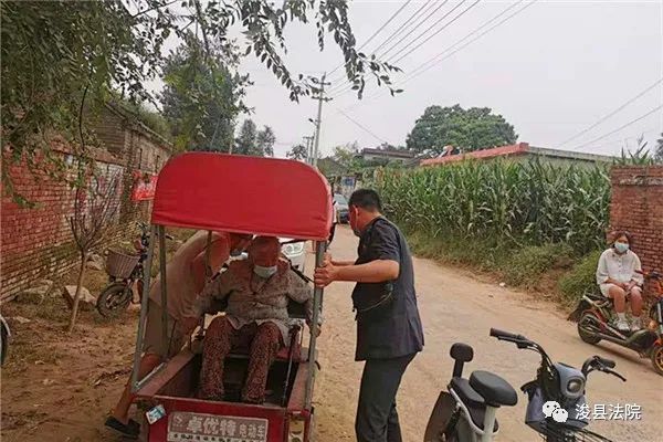 8月12日早上6:00,浚县法院80名干警已集结完毕,迅速奔赴王庄镇,屯子镇