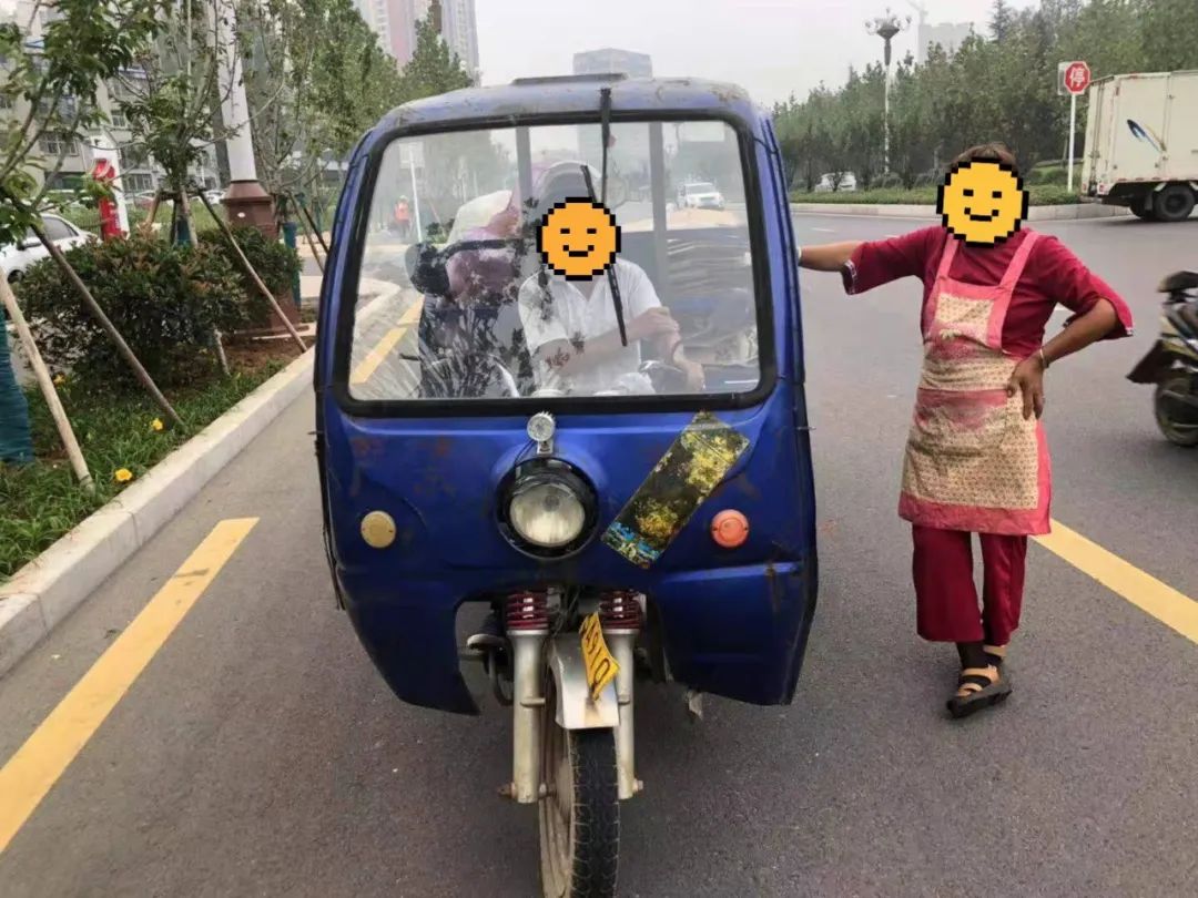 曝光3起三轮车违法载人案例