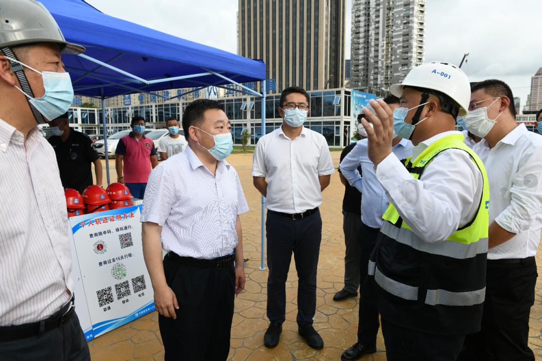 坚决守牢工地现场防疫防线不松懈市住建委主任姚凯检查建筑工地疫情