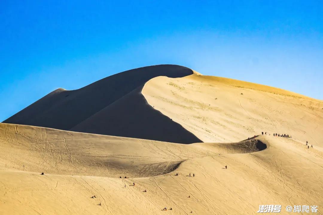 三个方向不同的风,鸣沙山各类沙丘表面的沙波纹也丰富多样.