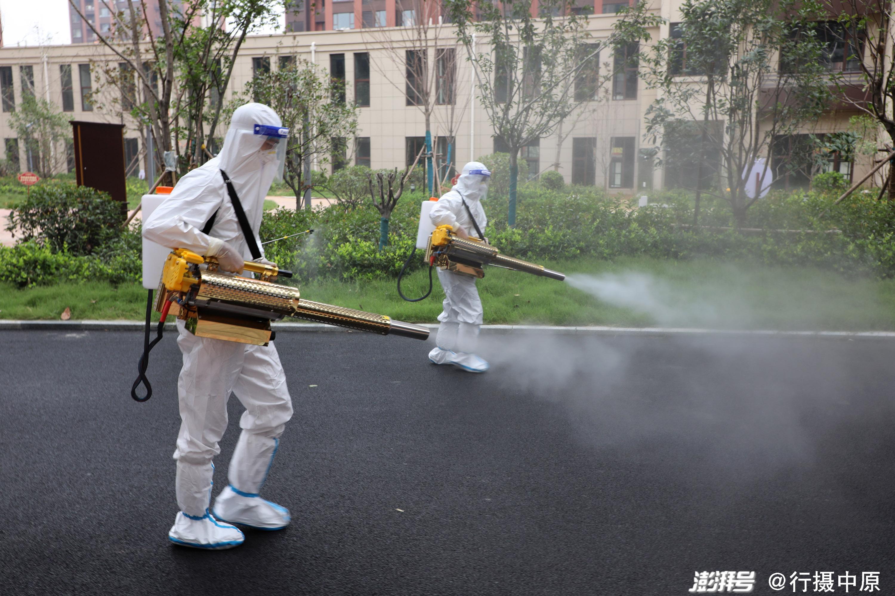 8月12日,在河南省焦作市温县一社区,工作人员在开展消杀作业.