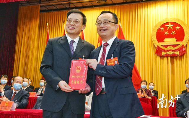 梅州市委书记陈敏向马正勇颁发当选证书.