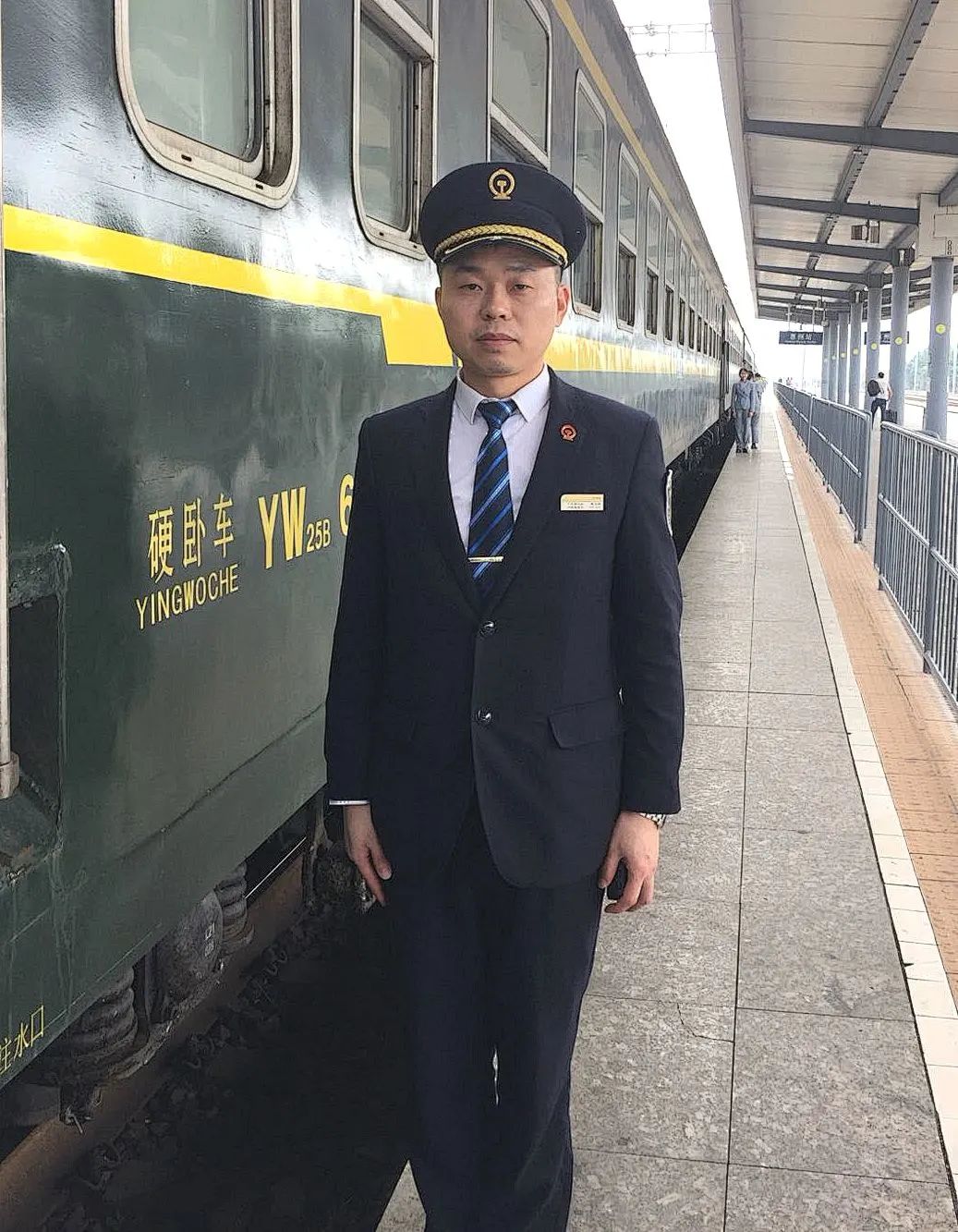 从"军装款"到"国际范儿",铁路制服越来越有时代感,但那抹"铁路蓝"仍是