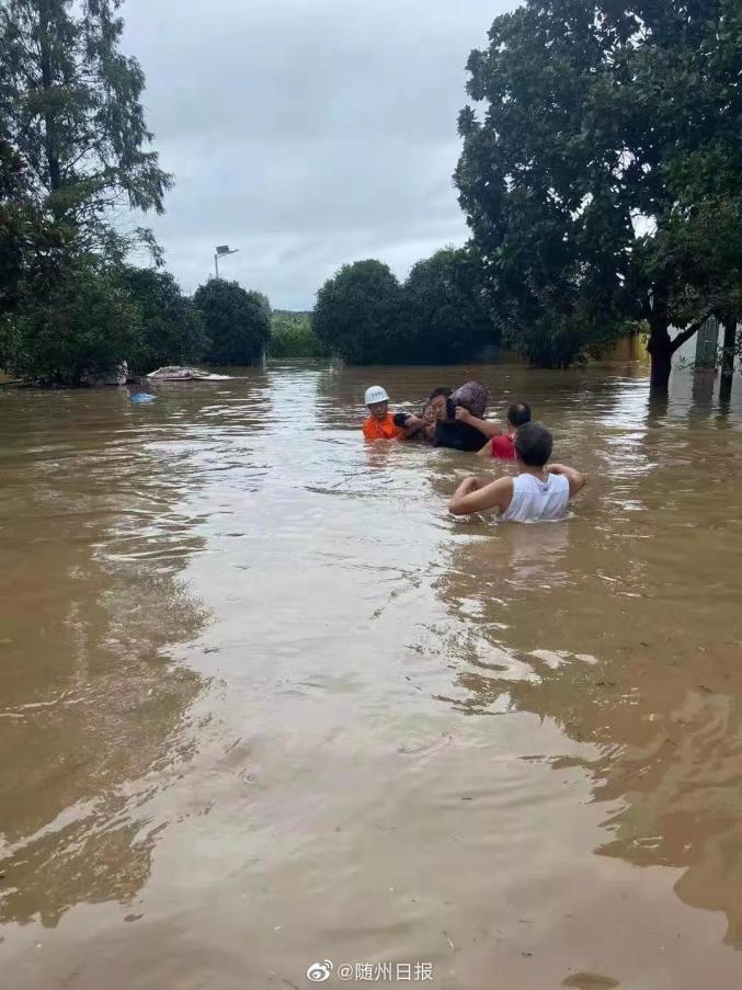 关注湖北多地遭遇特大暴雨抢险救援正在进行