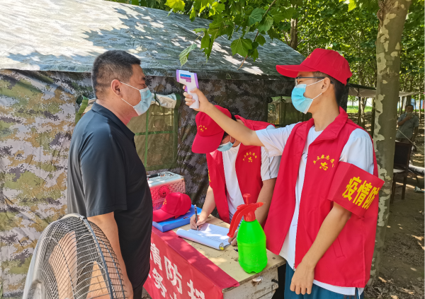 民权县王庄寨镇大学生志愿者筑起防疫青春长城