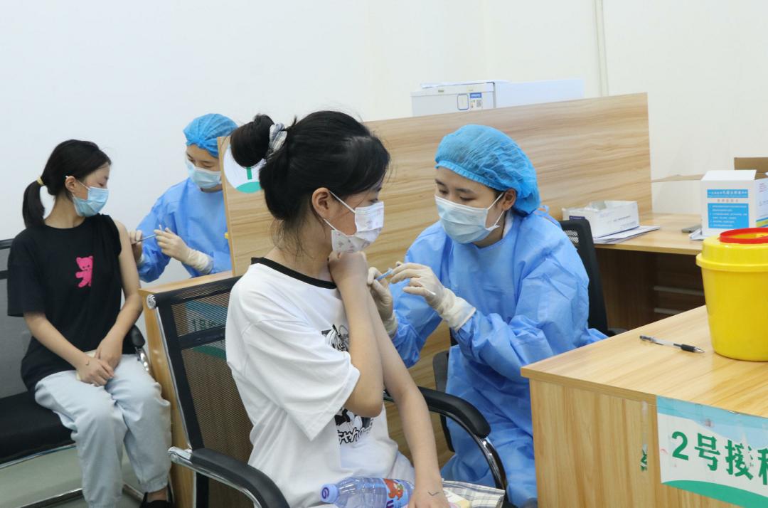开打郫都区12至14岁青少年人群新冠疫苗接种现场直击