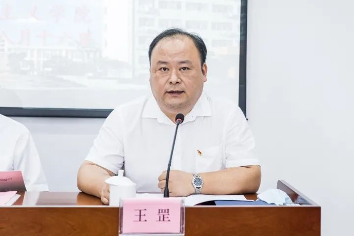 市社会主义学院副院长王罡,民革嘉兴市委会专职副主委吕新建出席开班