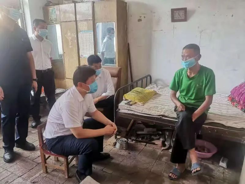 【访万家帮万企解万难】段洪波深入莲子镇镇走访慰问困难家庭