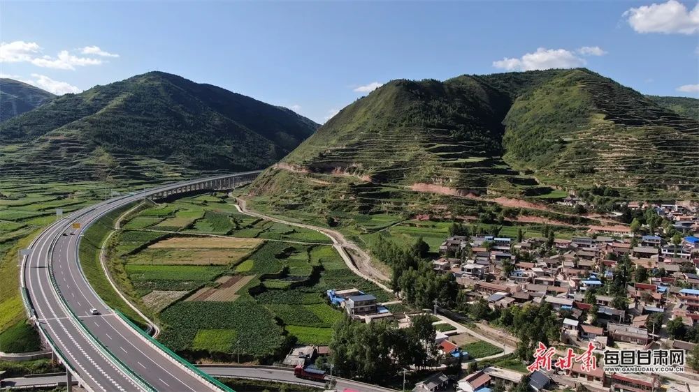 航拍宕昌县阿坞镇.刘辉 摄高速公路蜿蜒向前,成为一道亮丽风景线.