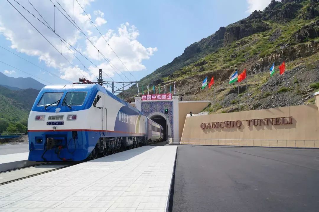 中国一带一路网                     "安格连-帕普"铁路隧道穿越山区