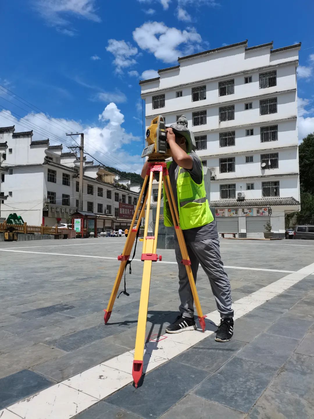 内容 对精度有着较高地要求 工期紧任务重 测绘工作者需要使用全站仪