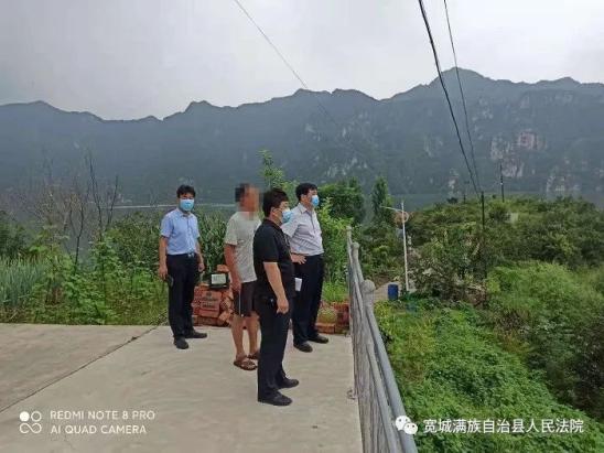 宽城法院院长冒雨赴独石沟勘查现场