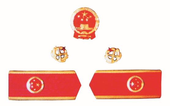 84式检察制服帽徽为铝合金质国徽图案,肩章为红底镶金黄呢质长方形硬