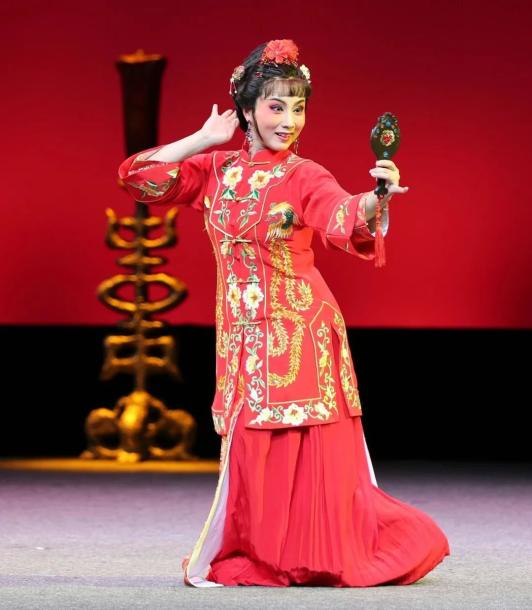 洞房之夜,不甘屈辱的胡翠花祈求观音菩萨施法将二人变成俊男美女.
