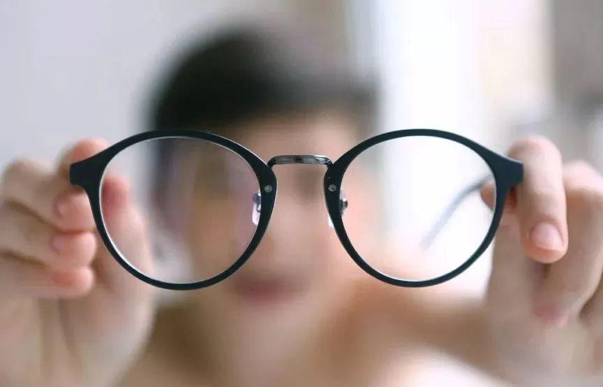 高度近视者想摘眼镜又怕手术风险,到底该咋办?