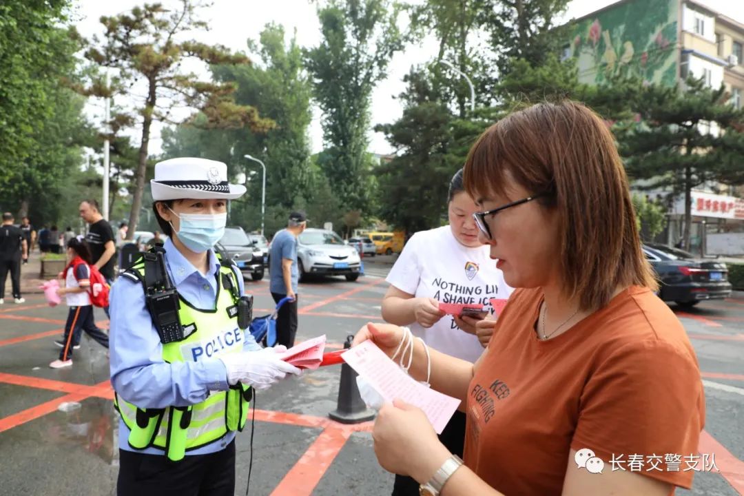 开学第一天长春交警忙报到